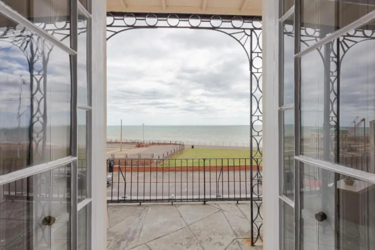Beach View: Stunning sea view & balcony apartment