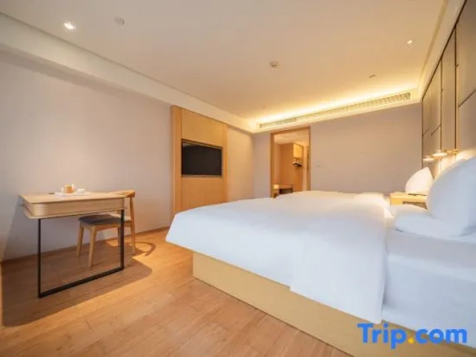 Standard Twin room with street view