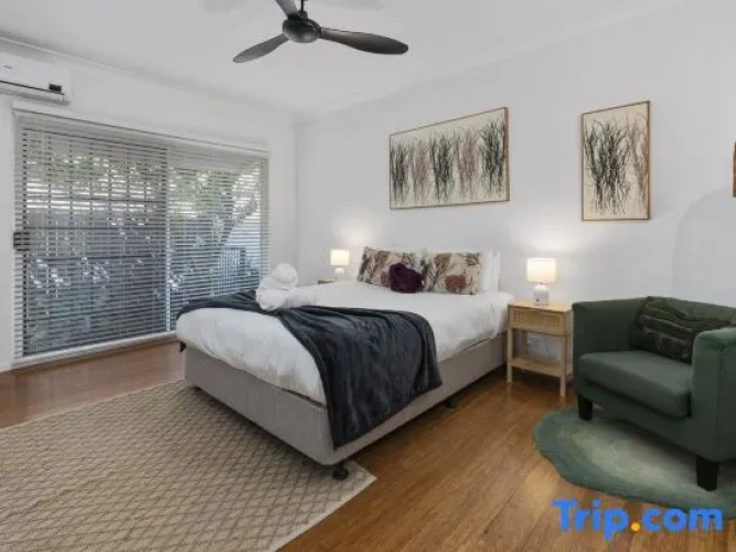 5 Bedrooms Cottage