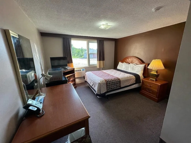Bears Den Lounge and Motel