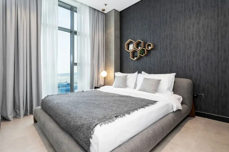 Waves - Serene Waterfront Elegance: 2BR Haven in Business Bay
