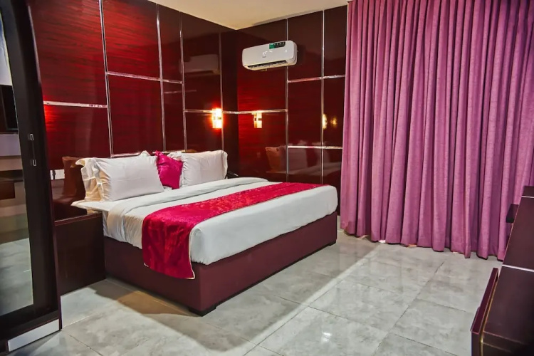 De Phantom Continental Hotel Lekki
