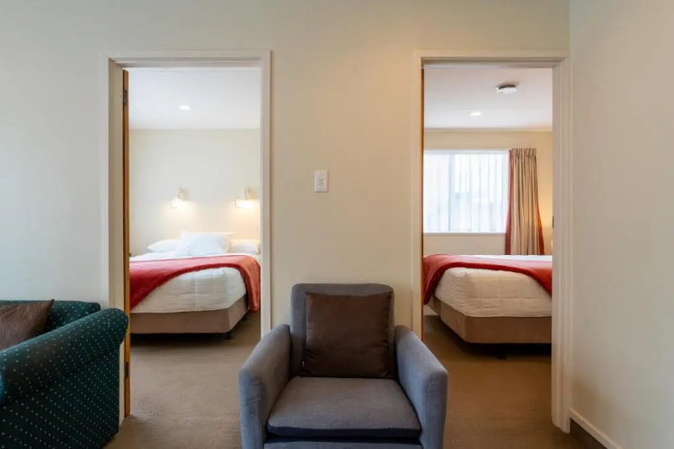 Highway Lodge Motel