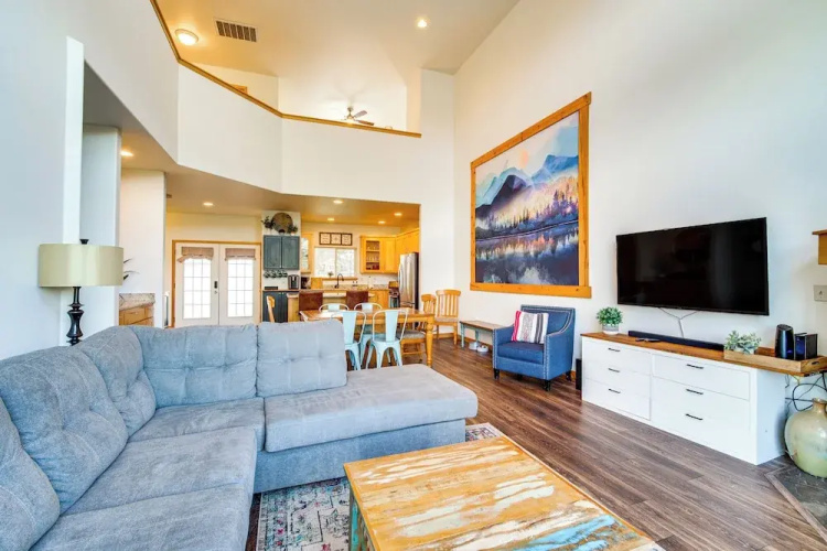 Klamath Falls Getaway w/ Pool & Hot Tub Access!