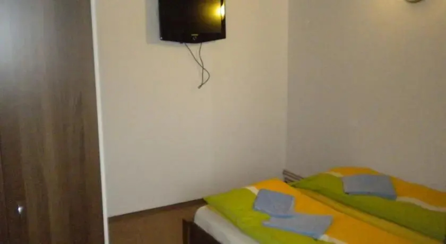 Casa langa rau