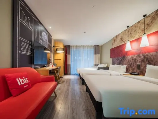 Standard Triple room with street view