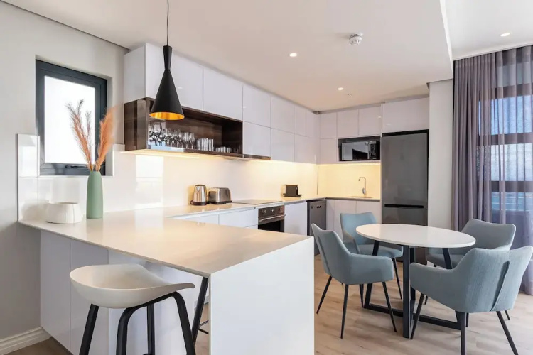 16 On Bree Superior Apartment