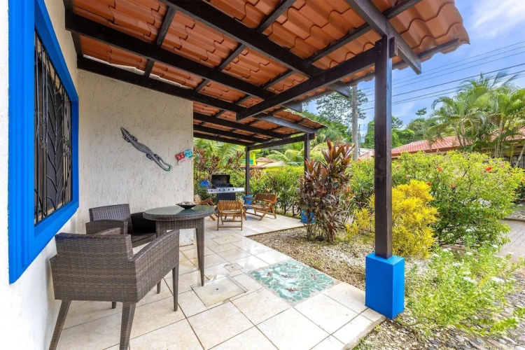 Sunset Villa, Comfortable House Steps From the Beach