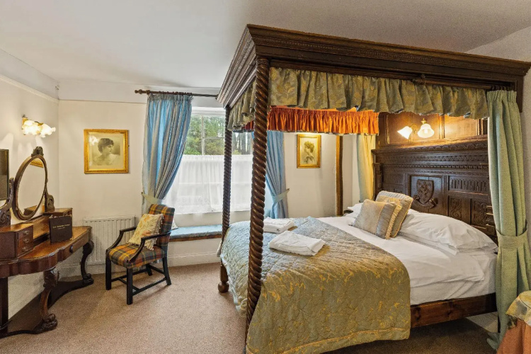 Two Bridges Hotel