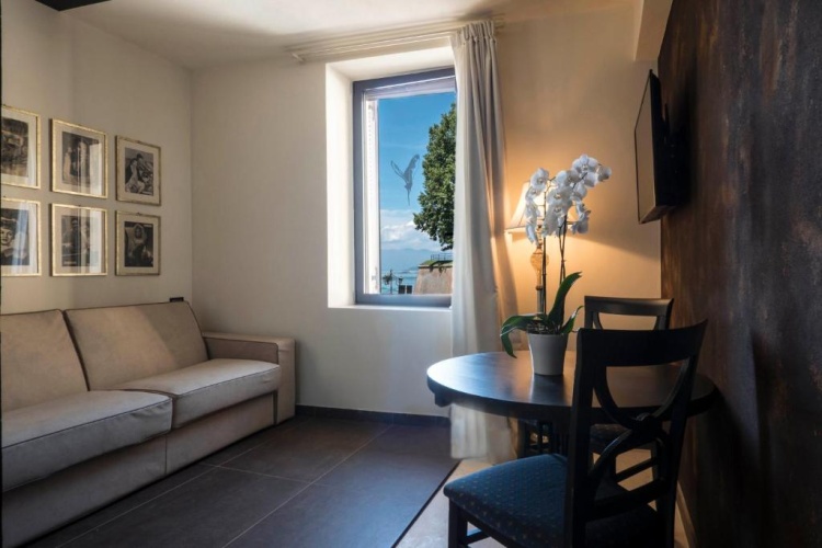 Apartment with lake view