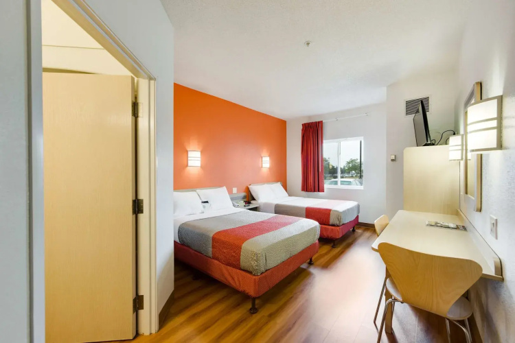 Motel 6 Brampton, ON - Toronto