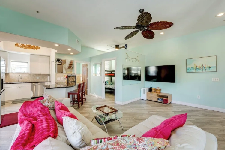 4 Bedrooms Apartment