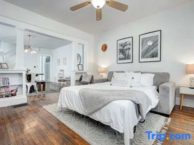 Spacious Duplex for 14 in Downtown