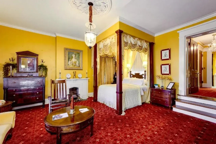 Anchuca Historic Mansion & Inn
