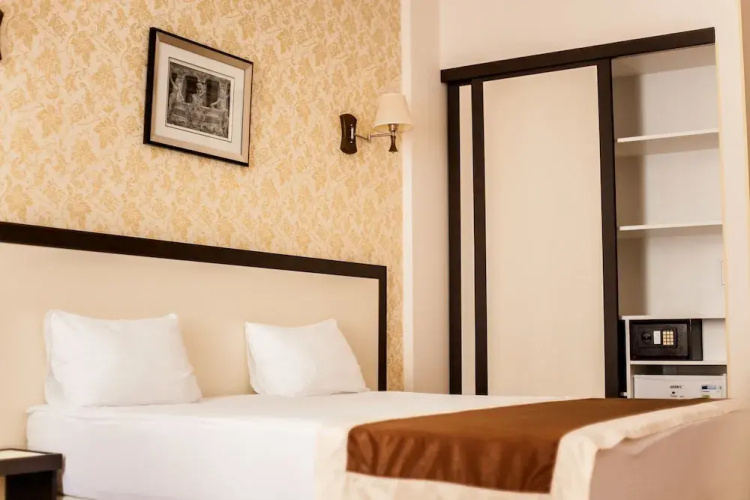 Corona Hotel & Apartments