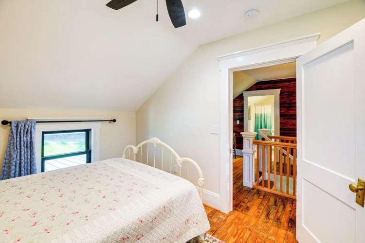 5 Bedrooms Cottage