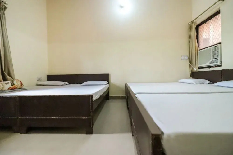 Shri Giriraj Dham by OYO Rooms
