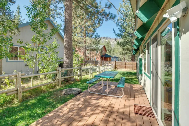 11 Mi to Ski Resorts! Lake Tahoe Gem w/ Pool Table