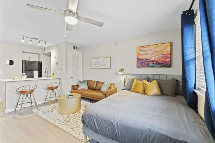 Stylish Modern Studio Close to Downtown and Domain