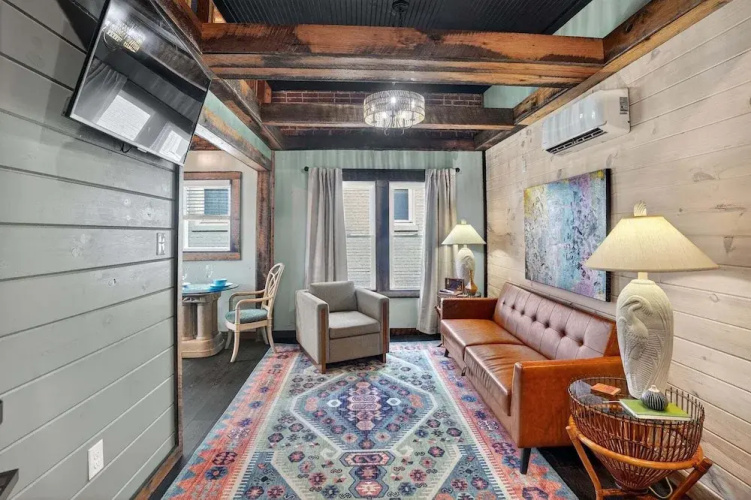 Stylish Retro Stay, Columbia House Unit D 1 Bedroom Apts