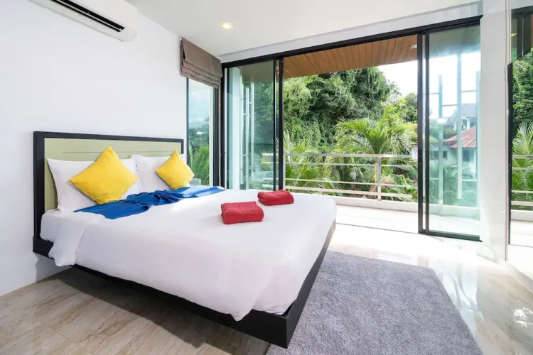 Vibrant Beach Life at Kata Villa UTK4