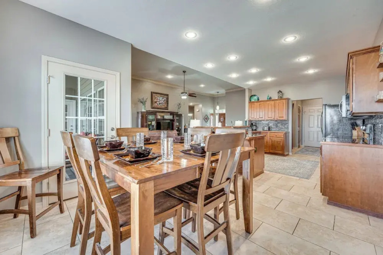 Relax Fireside: Branson West Gem w/ Hot Tub Access