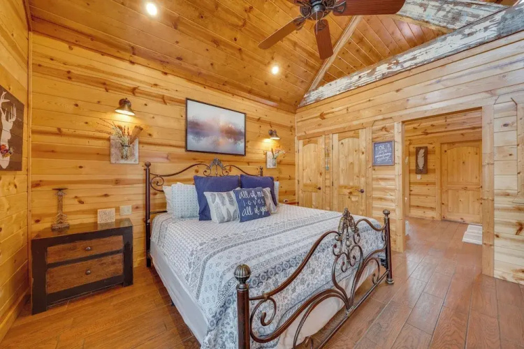 Hot Tub + Fire Pit: Broken Bow 'honeymoon Cabin'
