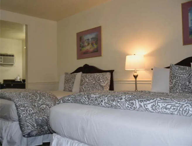 Monterey Pines Inn