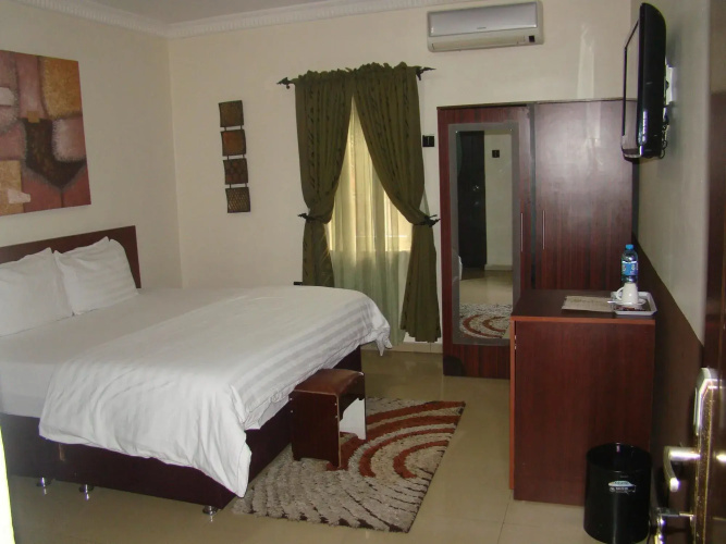 Charlie's Place And Suite