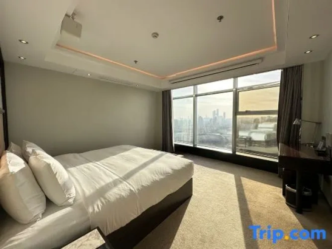 1 Bedroom Double Suite with city view