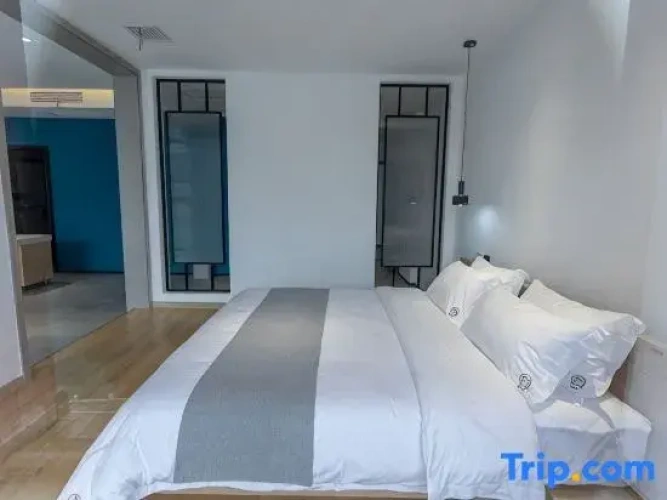 Deluxe Double Suite with lake view