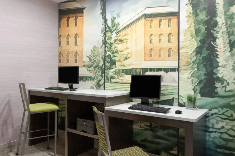 La Quinta Inn & Suites by Wyndham Columbus - Edinburgh