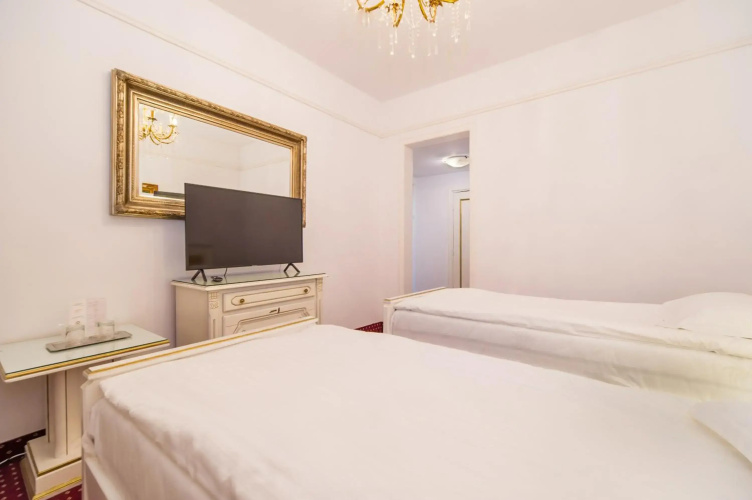 Hotel Imparatul Romanilor