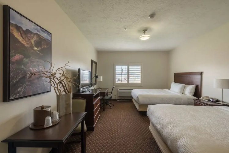 The Landmark Inn & Suites
