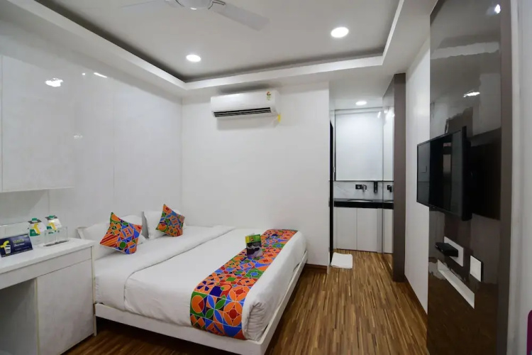 Om Stay Well By FabHotel