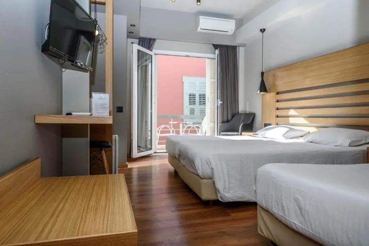 Standard Triple room with city view
