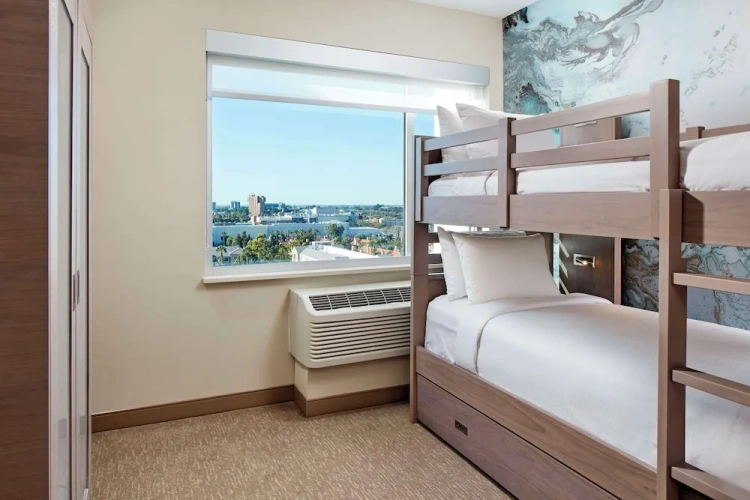1 Bedroom Sextuple Suite