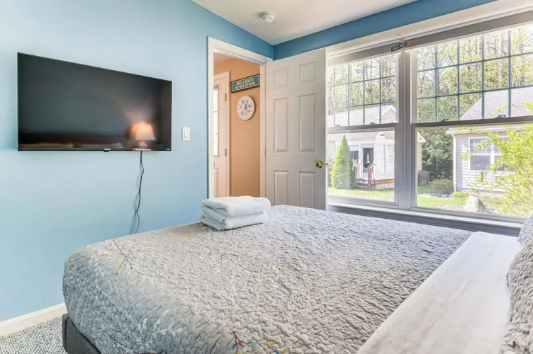 Charming Coastal Cottage w/ Pool Access!