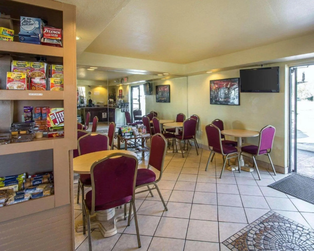 Econo Lodge  Inn & Suites Maingate Central photo 25