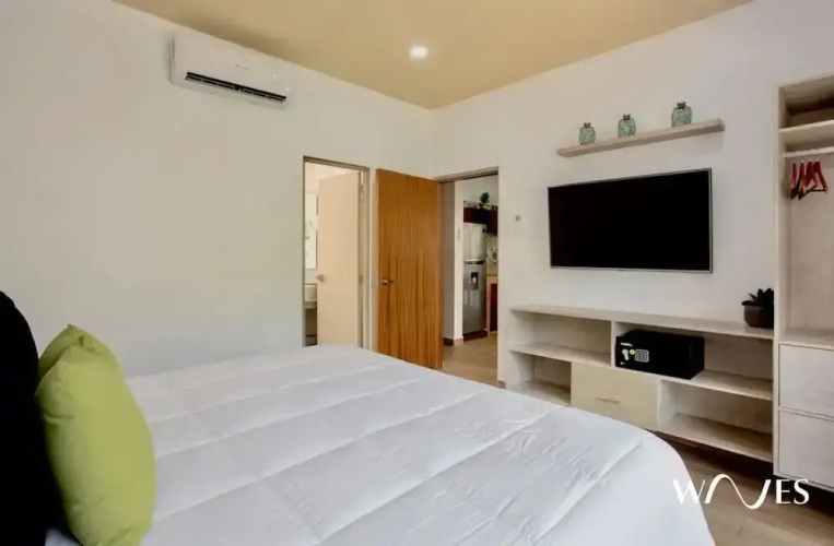 Spacious 1 BR With Great Location Rooftop Pool by Waves Management