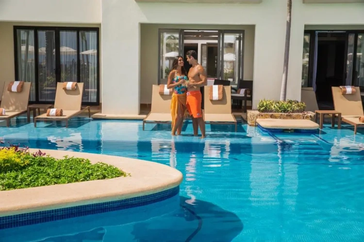 Master Club Swim Up room