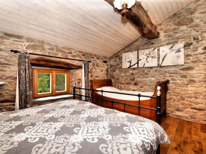 Forest-edge Stay, Burtonville
