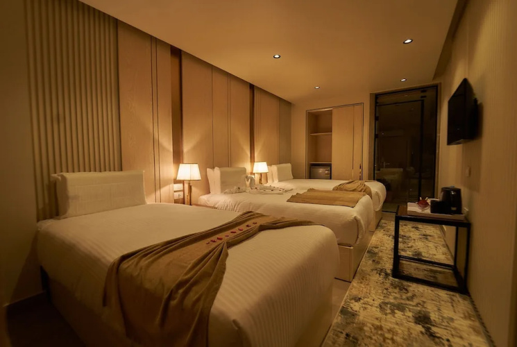 Gold's Pyramids Hotel