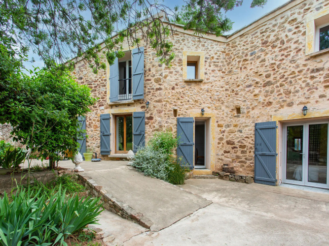 Tranquil holiday home in Cébazan with private pool