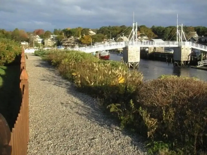 Perkins Cove Gem - Q934