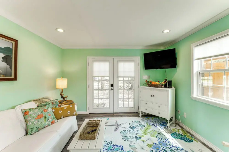 Walk to Pier & Dining: Central Rockport Cottage