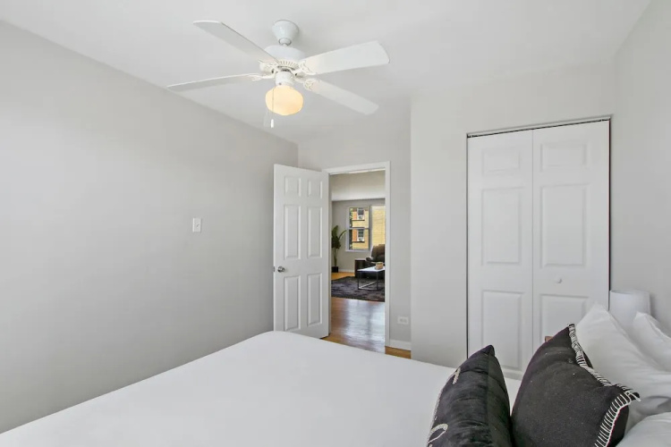 3BR Homey Living Room Apt in Bell Ave