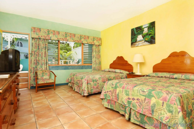 Doctors Cave Beach Hotel