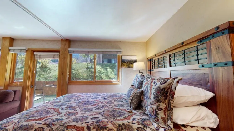 Laurelwood Condominiums Studio Premier Unit 404