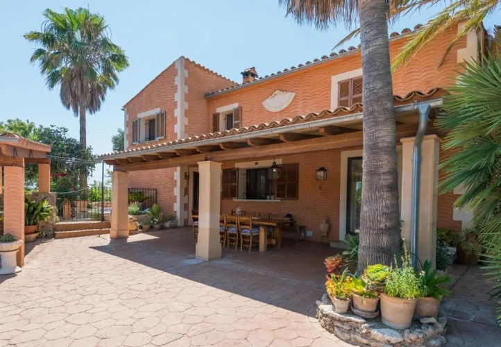 5 Bedrooms Villa